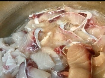 step1: 草魚腩清洗淨（肚位黑色部份需刮乾淨否則會腥），切件洗淨瀝水，放入啤酒，鹽，胡椒粉，生粉，蛋白拌勻醃25分鐘
