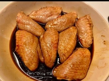 step2: <a href="https://bit.ly/3zHU5V3" target="_blank" data-keyword="雞翼" class="guide-link"><strong>雞翼</strong></a> <span style="display:inline-block;vertical-align:middle;margin-top:-3px;color:initial;border-radius:3px;padding:2px 3px;font-size:12px;line-height:14px;background:#87d300;color:#fff;">即買</span> 洗淨抹乾，用(A)<a href="https://bit.ly/3zHU5V3" target="_blank" data-keyword="雞翼" class="guide-link"><strong>雞翼</strong></a> <span style="display:inline-block;vertical-align:middle;margin-top:-3px;color:initial;border-radius:3px;padding:2px 3px;font-size:12px;line-height:14px;background:#87d300;color:#fff;">即買</span> 醃料放雪櫃醃至少1小時 （有時間醃過夜更佳）