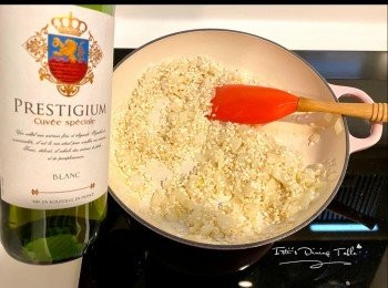 step3: 加入義大利米炒勻後，倒入白酒繼續拌炒3分鐘至水份蒸發