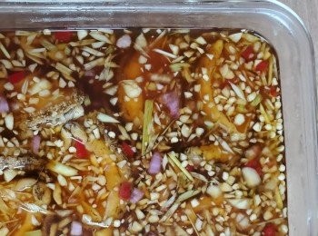 step5: 食得辣可以加辣椒， 放入已消毒嘅玻璃器皿內，放雪櫃三至四個鐘頭即可食用