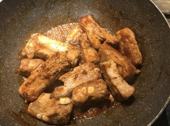 step7: 放入醬油、糖、米酒翻炒煮滾；