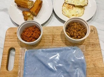 step7: 蒸糯米時將其它的料備好；泡洗過的菜脯用蒜頭、少許醬油和糖炒香；荷包蛋煎好；油條烤酥；並用較大的夾鏈袋，裡面放一條毛巾，準備開始包飯糰。