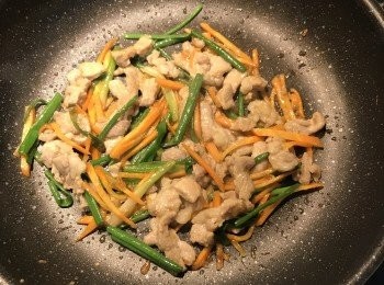 step7: 放入蔥綠炒勻；