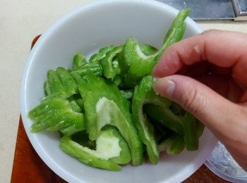 step6: 把鹽灑在長苦瓜上拌勻，靜待10分鐘，然後洗淨長苦瓜上的鹽。