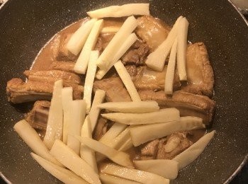 step10: 排骨煮20分鐘後，倒入醃筍拌炒，再蓋鍋蓋繼續燜煮20分鐘；