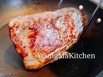 step2: 牛柳下鹽，再大火煎封四面，最後下少許黑胡椒，盛起。