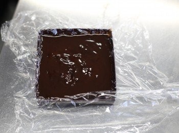 step4: 預先準備一個盤/紙盒，放入一張保鮮紙/牛油紙墊面，再倒入朱古力糊，放於雪櫃3小時後，朱古力凝固即可取出。