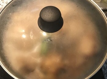 step11: 蓋鍋蓋，轉小火燜煮45分鐘，喜歡更軟ㄧ點的話可以煮1小時；