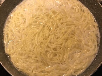 step3: 水滾後，將生油麵沖一下水，再下鍋，滾水的量ㄧ定要夠，等再次大滾後，略拌一下，就將麵倒出沖冷開水洗淨降溫，