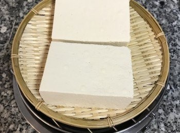 step2: 洗淨後放在竹網上，沒有竹網的話也可以利用家裡比較細的網子（利如烤肉網、篩粉網），然後擺在微波爐送的網架上墊高，下面再擺一個空鍋子剛好可以接住滴下的水；