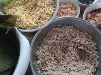 step1: 糉葉用熱水浸軟，洗擦乾淨，抹乾水份。
糯米洗淨浸水最少3小時，然後除去水份，把黑米及調味料一起撈勻。
綠豆浸水2小時，除去水份，與調味料撈勻。
冬菇、枝竹浸軟洗淨切細，煲落油、南乳、冬菇、枝竹，加入冰糖，把南乳及冰糖與冬菇、枝竹一起伴勻，細火大約煑5至8分鐘，如果太乾加少許水。