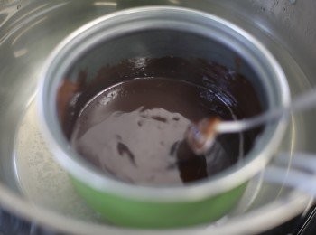 step3: 以湯匙/手動打蛋器拌至朱古力糊完全冇粒狀，加入已加熱的淡忌廉及百利甜酒拌勻即可。