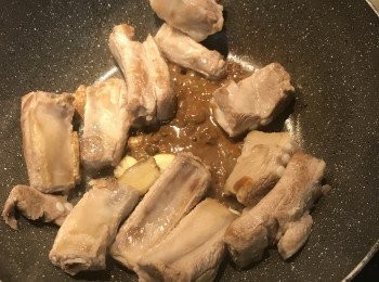 step6: 鍋中空出來下豆腐乳略炒一下；