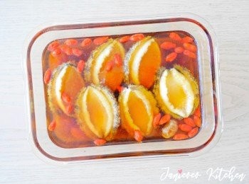 step4: 將鮑魚擦洗乾淨，並取出及去腸。最後將鮑魚放入浸4-5小時即可食用。