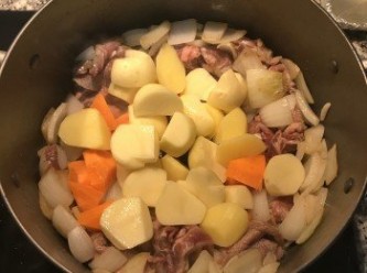 step5: 下馬鈴薯與紅蘿蔔拌炒，炒過的馬鈴薯更好吃；