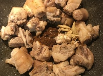 step7: 中間控出來倒入豆腐乳、蒜和薑片炒ㄧ下；