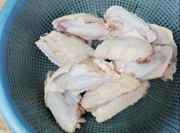 step1: <a href="https://bit.ly/3zHU5V3" target="_blank" data-keyword="雞翼" class="guide-link"><strong>雞翼</strong></a> <span style="display:inline-block;vertical-align:middle;margin-top:-3px;color:initial;border-radius:3px;padding:2px 3px;font-size:12px;line-height:14px;background:#87d300;color:#fff;">即買</span> 買回家用一茶匙鹽浸水，去雪味，蒜頭剁碎備用，辣椒切粒備用，香茅剁碎備用，