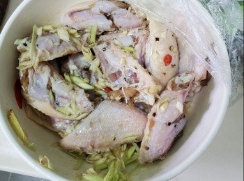 step2: <a href="https://bit.ly/3zHU5V3" target="_blank" data-keyword="雞翼" class="guide-link"><strong>雞翼</strong></a> <span style="display:inline-block;vertical-align:middle;margin-top:-3px;color:initial;border-radius:3px;padding:2px 3px;font-size:12px;line-height:14px;background:#87d300;color:#fff;">即買</span> 瀝乾水加入調味料：鹽一茶匙，糖兩茶匙，雨露一湯匙，黑椒粉適量，美極適量， 加入蒜蓉，辣椒攪勻加入香茅撈勻放入雪櫃五個小時後取出，用班蘭葉包成隻<a href="https://bit.ly/3zHU5V3" target="_blank" data-keyword="雞翼" class="guide-link"><strong>雞翼</strong></a> <span style="display:inline-block;vertical-align:middle;margin-top:-3px;color:initial;border-radius:3px;padding:2px 3px;font-size:12px;line-height:14px;background:#87d300;color:#fff;">即買</span> ，放入鑊中慢火兩邊煎熟知完成