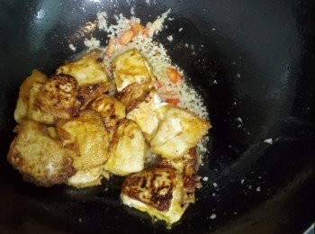 step2: 蒜頭剁成蒜蓉，辣椒切絲，放入鑊中一同炒香加入豆腐加入少許蒜鹽一同兜勻完成