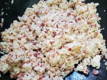 step1: 三碗預備好新鮮白飯放入適量調味料鹽半茶匙，糖半茶匙，油一湯匙一同撈勻放入雪櫃備用，火腿切片炒香備用，粟米蒸熟備用，一隻雞蛋炒熟備用，白飯取出加入雞蛋撈勻備用（因個人口味加入了臘腸一條）
