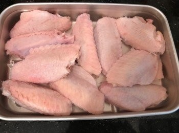 step2: <a href="https://bit.ly/3zHU5V3" target="_blank" data-keyword="雞翼" class="guide-link"><strong>雞翼</strong></a> <span style="display:inline-block;vertical-align:middle;margin-top:-3px;color:initial;border-radius:3px;padding:2px 3px;font-size:12px;line-height:14px;background:#87d300;color:#fff;">即買</span> 洗乾淨，加少少鹽在水中，將<a href="https://bit.ly/3zHU5V3" target="_blank" data-keyword="雞翼" class="guide-link"><strong>雞翼</strong></a> <span style="display:inline-block;vertical-align:middle;margin-top:-3px;color:initial;border-radius:3px;padding:2px 3px;font-size:12px;line-height:14px;background:#87d300;color:#fff;">即買</span> 放入，浸5分鐘，撈起，瀝乾水份