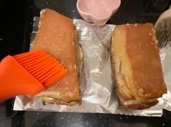 step8: 取出抹去粗鹽，插皮及掃上白醋