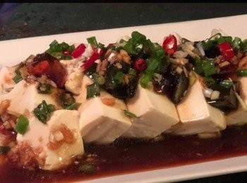 step6: 皮蛋拌豆腐




想知道我更多食譜，可去我Facebook 專頁。
https://m.facebook.com/carlineki/