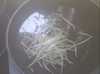 step1: 芽菜買回家清洗乾淨，放入滾水中1分鐘取出，用食用水浸都涼瀝乾水份備用