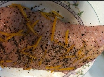 step9: 落牛油，糖，少許鴨油煲滾，落蜜糖，蕃薯粉用1湯匙水攪勻，倒入汁攪勻