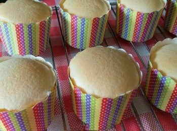 step1: Ingredients
4 large eggs 4粒大雞蛋
Cake flour 60g 低筋麵粉
Cooking oil 40ml 食用油
Milk 60ml 牛奶
Sugar 50g 糖
Vinegar 1/4 ts