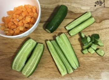 step5: 紅蘿蔔切條後切丁；小黃瓜洗淨，用冷開水洗淨，對切再對切，去籽（比較不會出水），接著切丁，放入保鮮盒冷藏，保持脆度；
