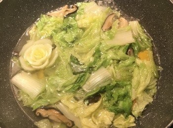 step12: 白菜炒半軟後下香菇水，如香菇水不夠就再加點清水；燒滾後下醬油，並試味道調整，湯汁基本上不要太鹹，因為獅子頭也有調味，燉煮時味道會溶合；