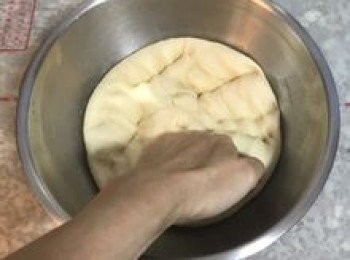step7: 手握拳將麵糰裡的空氣排出；