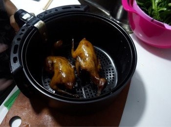 step6: 氣炸爐以180度預熱5分鐘
之後放入吹乾好的乳鴿，先氣炸8分鐘，再翻面氣炸5分鐘，拿出來看看夠不夠金黃，不夠再加2分鐘
