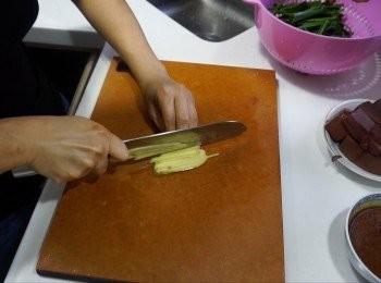 step3: 薑洗淨先切片再切成絲