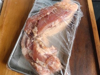 step5: 第二日取出腩肉，用清水沖走豬皮上的白醋。