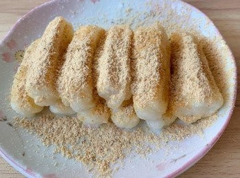 step1: 糯米粉逐少加水搓成麵團
再將麵團分成一條條小長方形
然後下油開中火煎成金黃色
糍粑煎得發脹外皮變脆即可