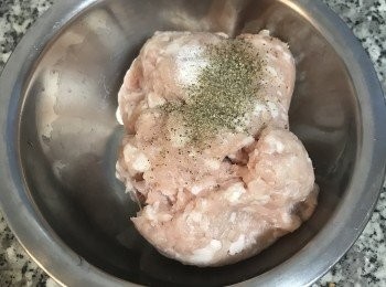 step3: 絞肉先加鹽和黑胡椒粉絞打出黏性後，加少許水並絞拌到水被絞肉完全吸收；