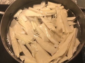 step4: 與清洗後的排骨ㄧ起煮，大火先煮滾；