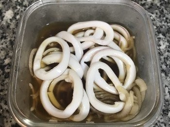 step9: 將冰陣後的透抽圈放入醃洋蔥的醋汁中沾浸一下，更能帶出透抽的甜味；