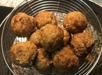 step8: 炸好的獅子頭先放置ㄧ下；