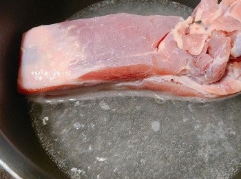step2: 煮滾一些熱水泡豬皮表面約 30秒後取出。