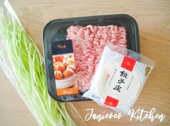 step1: 把材料切碎並和調味料混合在一起。