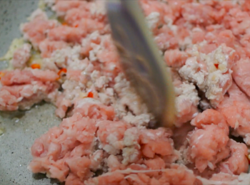 step2: 加入豬肉, 炒至7－8成熟