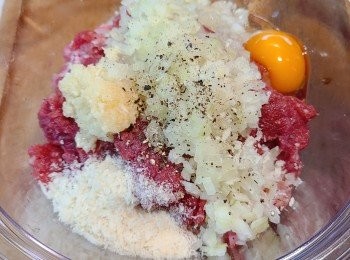 step2: 免治牛肉、免治豬肉、雞蛋、切碎的洋蔥、蒜蓉、麵包糠、鹽和黑胡椒用手攪拌至均勻至產生黏性。
