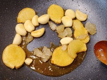 step4: 接著放入冰糖到鍋子裡炒一炒。
　　　