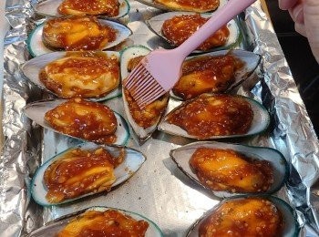 step4: 將<span class="group_2">醬汁</span>料厚厚的塗抺上每隻青口上。