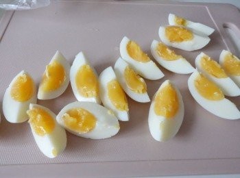 step1: 煮沸一鍋熱水，下雞蛋，煮約5分鐘。把蛋撈起，放入凍水內，去殼，切成四份。將馬鈴薯放入一鍋沸水內，煮熟，切小塊