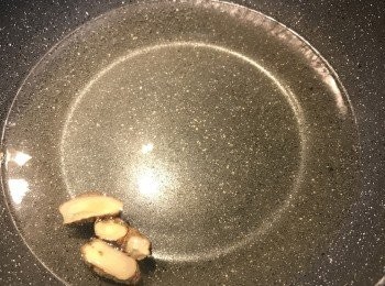 step5: 水裡放入鹽、薑和米酒煮滾；