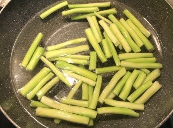 step4: 將較粗的部位先下鍋煮一分鐘；